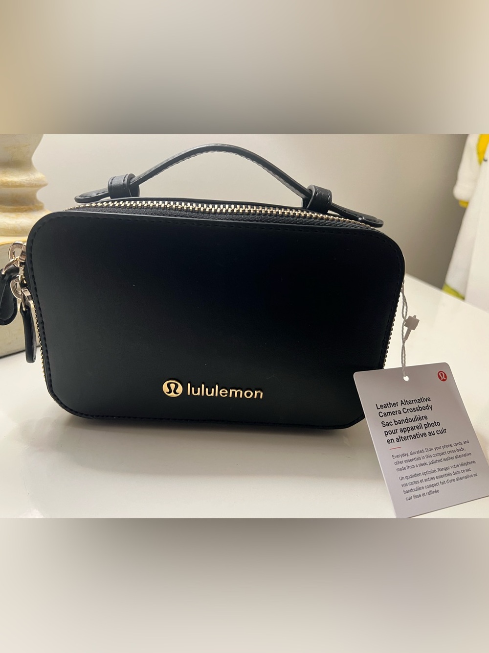 L-127 🍋 Lululemon 🍋 Leather Alternative Camera Crossbody Bag
Black / Gold - Picture 4 of 9